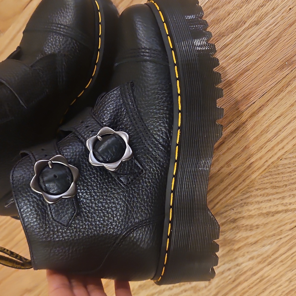 Dr. Martens Devon Flower Platform - Picture 3 of 6